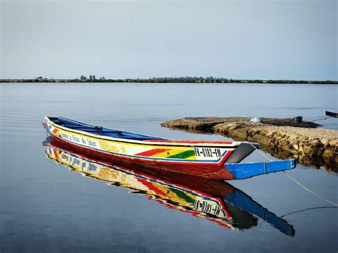 Piraguas de colores alineadas en el río Senegal.