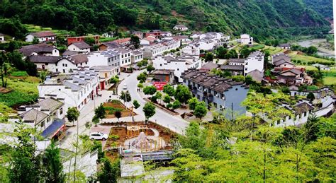 航拍贵州绥阳县，一个美丽繁华的小县城，没有大城市的喧嚣好安逸_腾讯视频