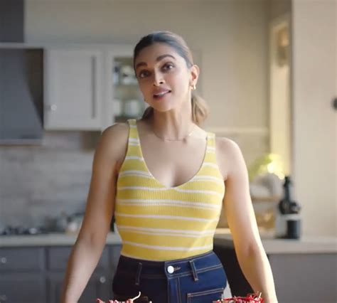 Deepika Padukone in Rs 1k sleeveless top and denim pants aces ...