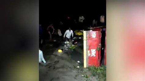 印度一辆载有近50人的拖拉机坠入池塘，已致至少22人遇难_World湃_澎湃新闻-The Paper