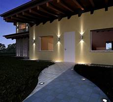 led da pavimento l esterno di una casa illuminato con led a pavimento led da pavimento l esterno di una casa illuminato con led a pavimento