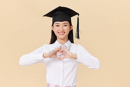 带着学位帽的女生手举毕业证书庆祝毕业高清图片下载-正版图片501750142-摄图网