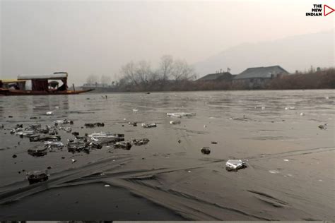 Dal lake's icy embrace captures Srinagar's coldest spell THE NEW INDIAN ...