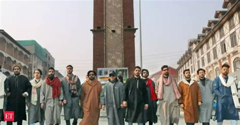 Pandits, Other staff sit-in outside J&K Government house for relocation ...