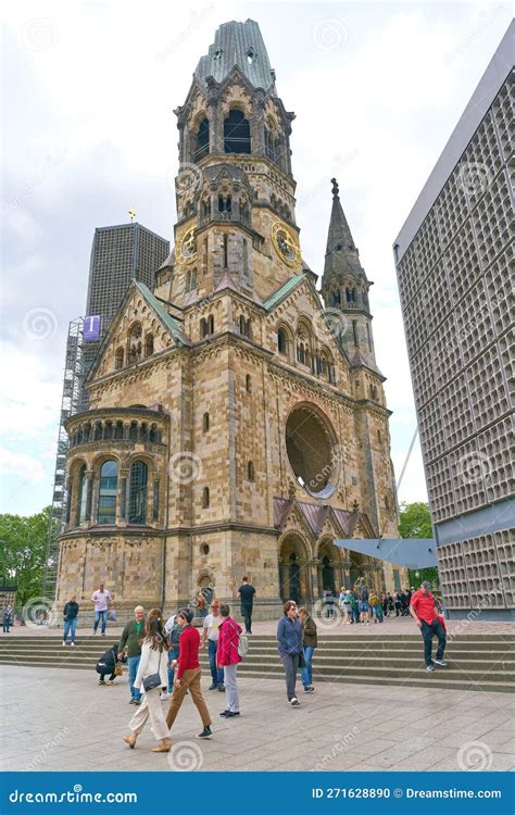 Tourists at the Kaiser Wilhelm Memorial Church, Gedachtniskirche, in ...