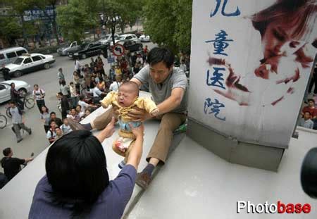 组图：男子欲抱孩子跳楼被记者与民警劝下_新闻中心_新浪网