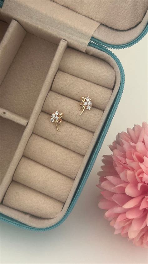 Xuping flower stud with curved shape – Fashion Mantra Jewellary