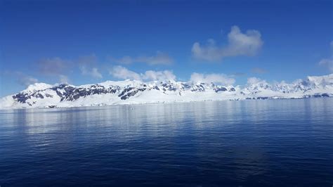 332 colossal canyons just revealed beneath Antarctica’s ice | ScienceDaily