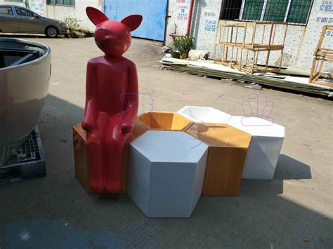 新款玻璃钢商场美陈休闲椅人猫偶雕塑花盆座椅 - 深圳市红雅实业有限公司