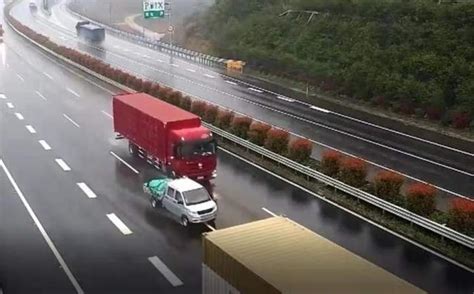 太危险，小货车连续变道惹出三车损坏的事故，杭州高速交警有话说 - 货运卡车 _ 车城网