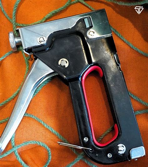 Staple Gun with Pins – SD Fine Arts