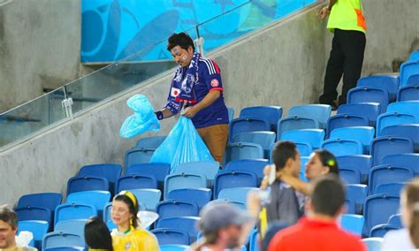 【日本人真的太暖了！】世界杯现场垃圾留满地，日本球迷赛后留在球场捡垃圾！ | 88razzi