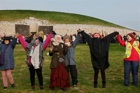 Sliver of sunlight breaks through to Newgrange burial chamber on ...