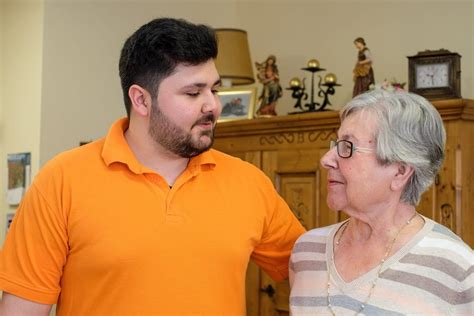 EU will Pflegeberufe für Männer attraktiver machen - Aktivieren