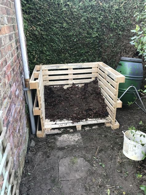 How to Build a Compost Bin Using Pallets 的图像结果