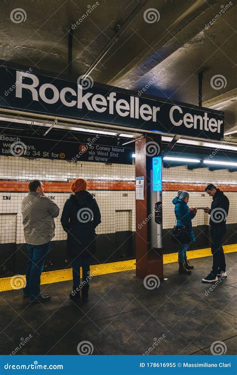 New York, Usa - March 18 2017: Passengers Waiting in the NYC ...