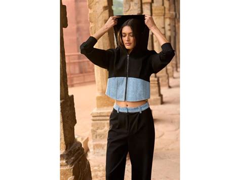 Slay Effortlessly With These 8 Tops To Pair With Baggy High-Rise Jeans