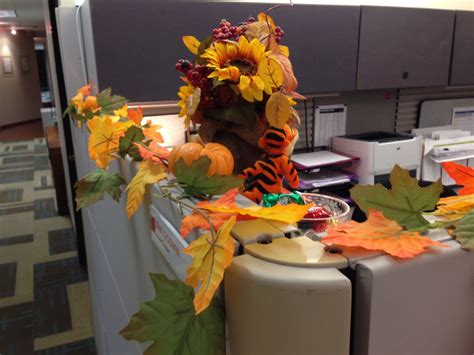 20+ Thanksgiving Office Decorating Ideas