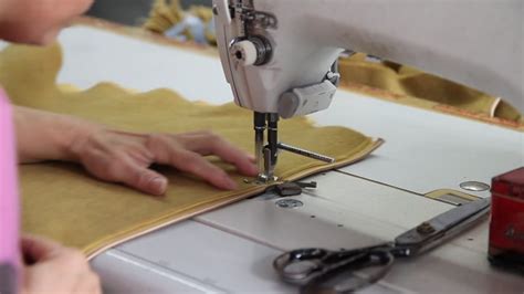 专注的成熟裁缝工作与缝纫机在车间高清摄影大图-千库网