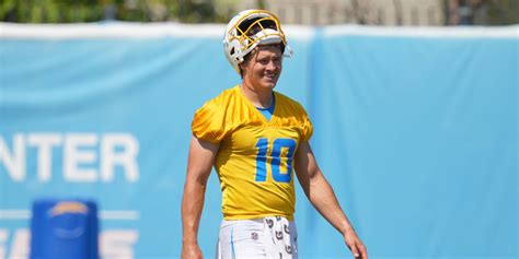 Chargers Latest Signing Paints Worrying Picture For Justin Herbert Injury