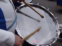 snare drum in Tagalog - English-Tagalog Dictionary | Glosbe