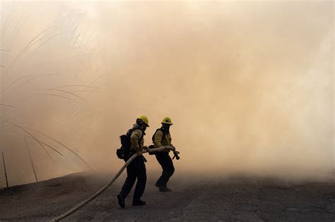 Easy fire in Simi Valley area grows to 1,600 acres; crews stop spread ...