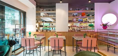 Restaurant Color Outside Building 的图像结果