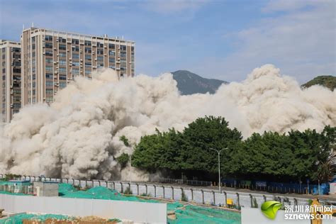 震撼！江西南昌一处老办公大楼整体爆破拆除_凤凰网