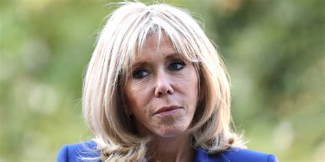 "Non Réglementaire" : Brigitte Macron critiquée pour sa tenue qui a ...