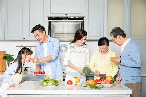 家庭内部家常饭聚餐高清图片下载-正版图片500206616-摄图网