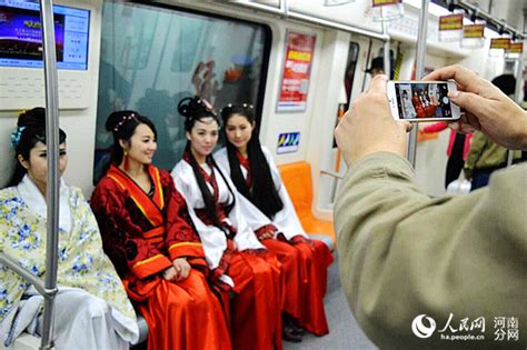 郑州地铁惊现汉服“穿越”美女 呼吁市民文明乘车|汉服|地铁_凤凰资讯