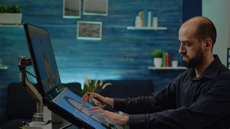 Man Using Computer in Office 的图像结果