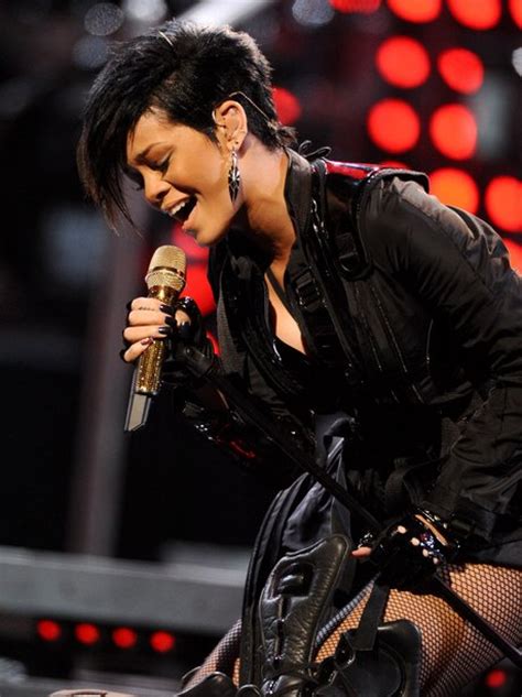 Rihanna Thrills With 'Shut Up And Drive' At Super Bowl Concert - A ...