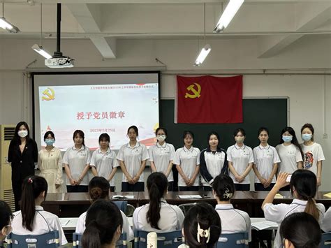 人文学院学生第四党支部举行预备党员宣誓和佩戴党员徽章仪式-广州城建职业学院-人文学院