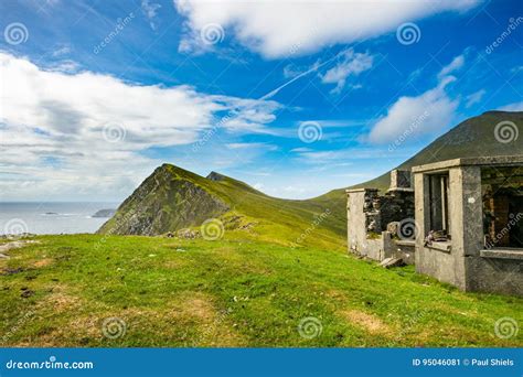 Een Oud Huis Op Een Heuvel Bij Keem-baai, Achill, Co Mayo Stock ...