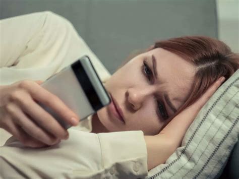 How 'doomscrolling' before bed is wrecking your health? New study ...