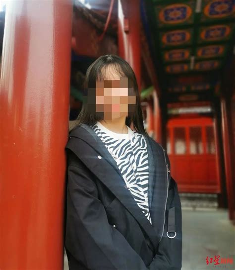 14岁女生被同学检举带手机到校坠亡，母亲当时在校门口|郑州市教育局|班主任_新浪新闻