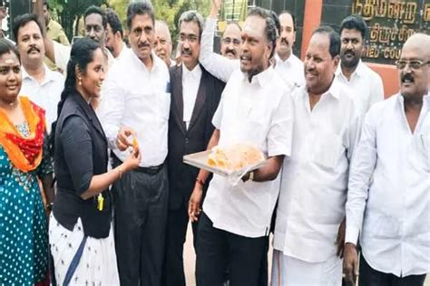 ஹிமாச்சல் பிரதேச வெற்றியை திருச்சியில் கொண்டாடும் காங்கிரஸ் கட்சியினர்