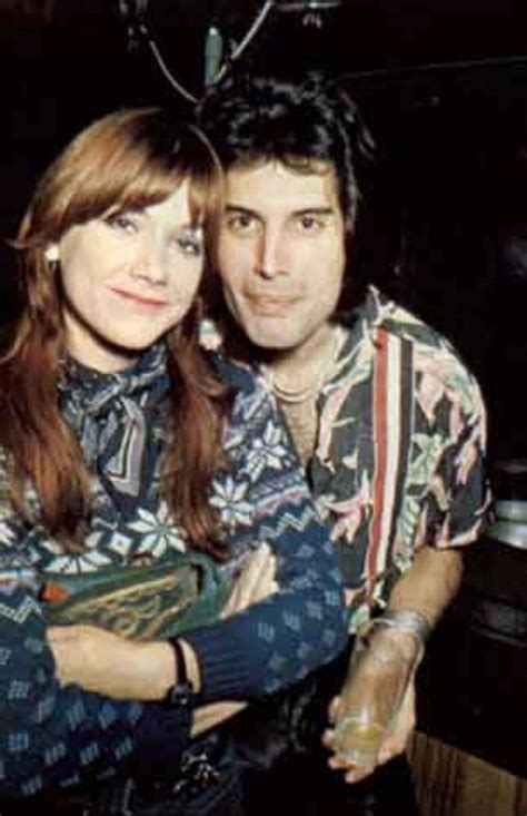 25 Romantic Photos of Freddie Mercury With Mary Austin, the Woman Who ...