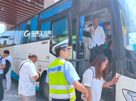 【湖南】导游大巴车上批评游客花钱少被女游客回怼：出来玩不是来看你甩脸子_游客_批评_大巴
