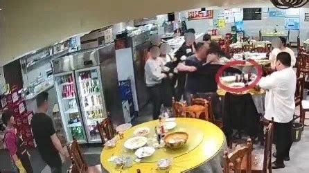 上海一男子殴打邻桌用酒瓶自砸头，再一头撞坏警车车窗_凤凰网