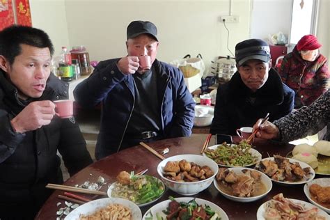 年底了，去看望90多岁外婆，十几个好菜，一桌人吃饭喝酒真热闹_凤凰网视频_凤凰网