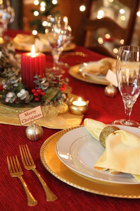 26 Elegant Christmas Table Settings 2021 - Stylish Holiday Table Centerpieces
