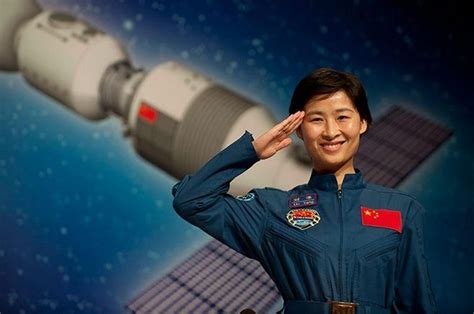 中国首位女宇航员刘洋，为何没生育就上太空？后来她生孩子了吗？_腾讯新闻