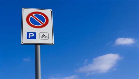 Divieto di sosta: regole, sanzioni e procedure - Infomotori