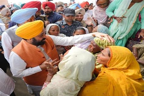 ਜ਼ਹਿਰੀਲੀ ਸ਼ਰਾਬ ਨਾਲ ਮੌਤਾਂ ਦੇ ਮਾਮਲੇ 'ਚ ਪੀੜਤ ਪਰਿਵਾਰਾਂ ਨੂੰ ਮਿਲੇ CM ਮਾਨ ...