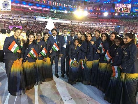 ओलिंपिक ओपनिंग सेरेमनी: शान से चले भारतीय खिलाड़ी, बिंद्रा ने तिरंगा ...