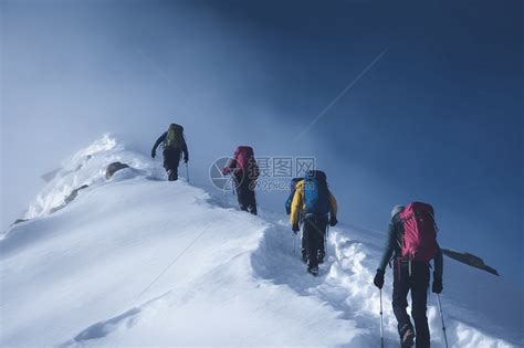 爬雪山的登山者高清图片下载-正版图片600145429-摄图网