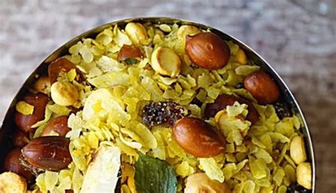 Recipe- Here is How To Make Poha Chivda Namkeen - lifeberrys.com