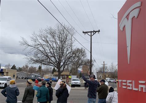 tesla-store-loveland-protests - TESLARATI